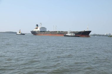 Harbor 'da bir gemi.