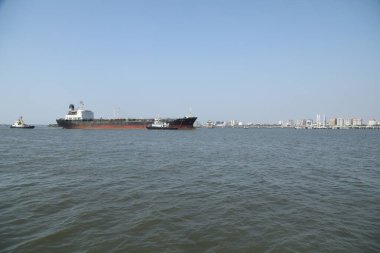 Harbor 'da bir gemi.