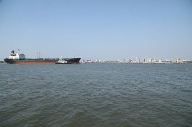 Harbor 'da bir gemi.