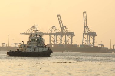 Harbor 'da bir gemi.