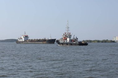 Harbor 'da bir gemi.