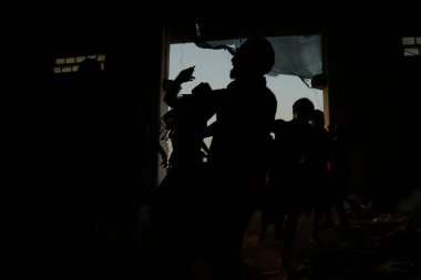 Dansçıların silueti yolda