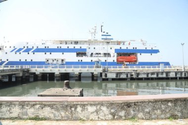 Harbor 'da bir gemi.