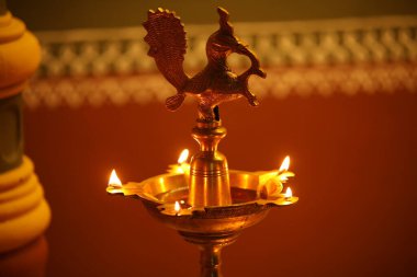 Tapınakta gaz lambaları