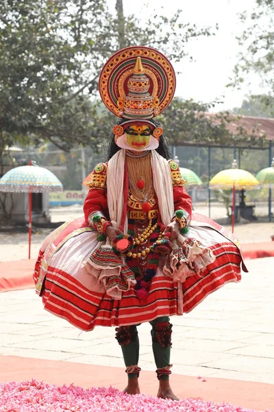 伝統的な民俗舞踊家ムンナル ケララ インディア2021年4月25日 — ストック写真