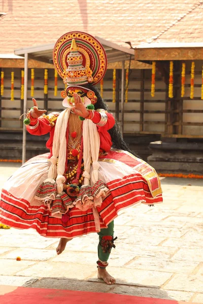 伝統的な民俗舞踊家ムンナル ケララ インディア2021年4月25日 — ストック写真