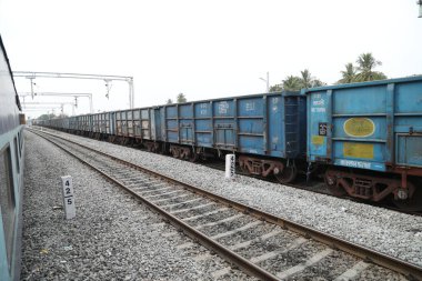 İstasyondaki Raylarda Tren