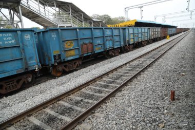 İstasyondaki Raylarda Tren