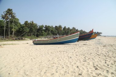Sahilde bir balıkçının silueti.