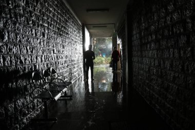 Hastanedeki insanların siluetleri.