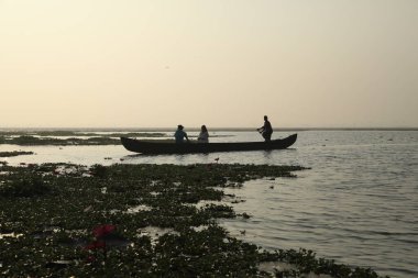 Lotus Gölü 'nde bir teknede aşıklar
