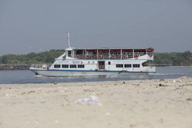 Harbor 'da bir gemi.