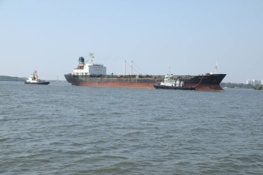 Harbor 'da bir gemi.