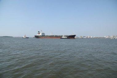 Harbor 'da bir gemi.