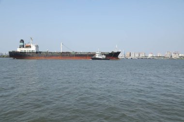 Harbor 'da bir gemi.