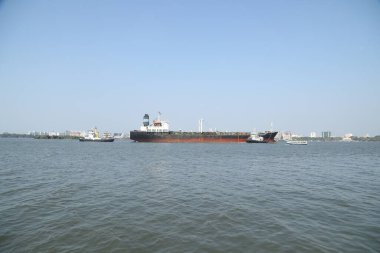 Harbor 'da bir gemi.