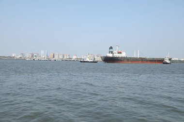 Harbor 'da bir gemi.