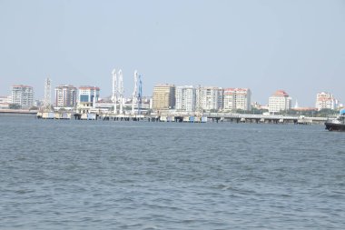 Harbor 'da bir gemi.