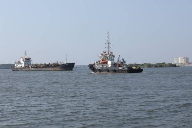 Harbor 'da bir gemi.