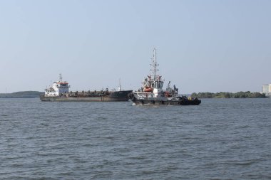 Harbor 'da bir gemi.