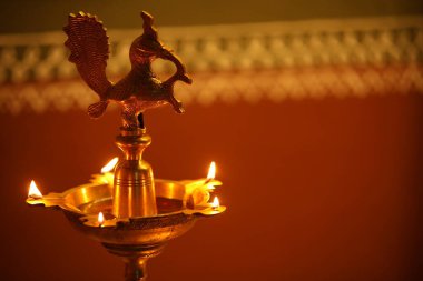 Tapınak aletleri namaz kılıyor