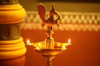 Tapınak aletleri namaz kılıyor