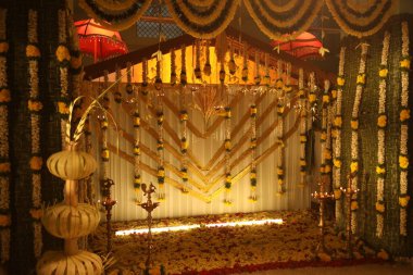 Tapınak aletleri namaz kılıyor