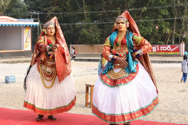 伝統的な民俗舞踊家ケーララ インディア — ストック写真