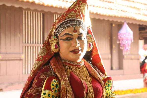 伝統的な民俗舞踊家ケーララ インディア — ストック写真