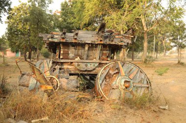 Kırsal bölgedeki hasarlı vintage araç