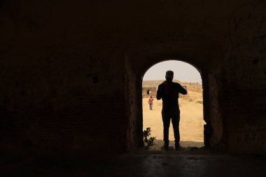 Tepedeki insanların silueti