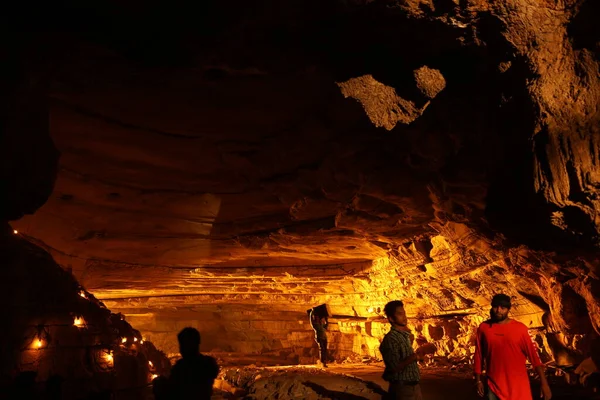 Silhueta Pessoas Uma Caverna — Fotografia de Stock