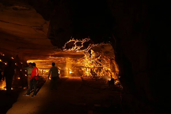 Silueta Personas Una Cueva — Foto de Stock