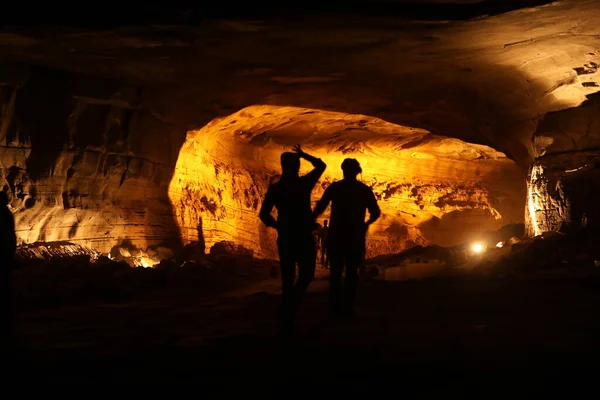 Silhueta Pessoas Uma Caverna — Fotografia de Stock