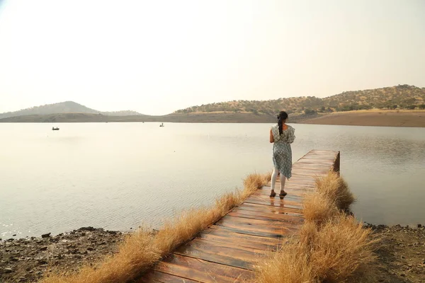 Tepedeki insanların silueti