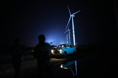 Yel değirmeni çiftlikte dönüyor