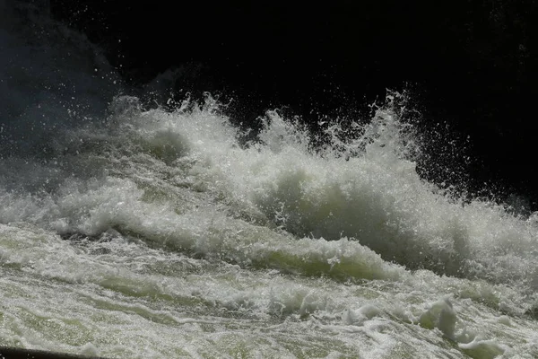 Water Slashes Dam — Stockfoto