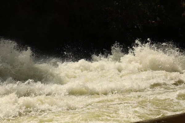 ダムでの水のスラッシュ — ストック写真