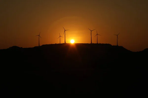 Ανεμόμυλος Που Περιστρέφεται Στο Αγρόκτημα — Φωτογραφία Αρχείου