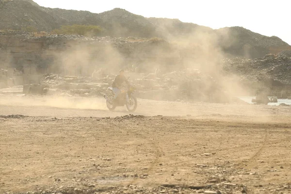 農村部のモーターバイクライダー — ストック写真