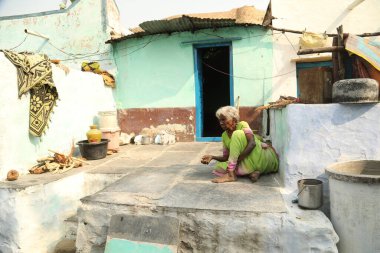 Hindistan 'ın kırsal kesimindeki Hyderabad' da yaşayan Hintli yaşlı kadınlar 25 Nisan 2021