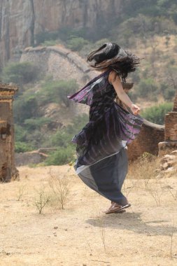 Doğada dansçı silueti