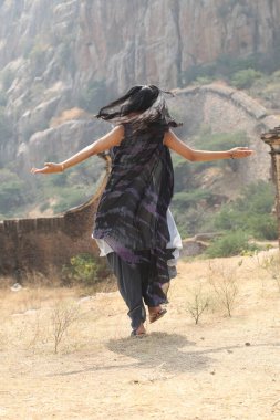 Doğada dansçı silueti