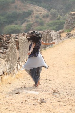 Doğada dansçı silueti