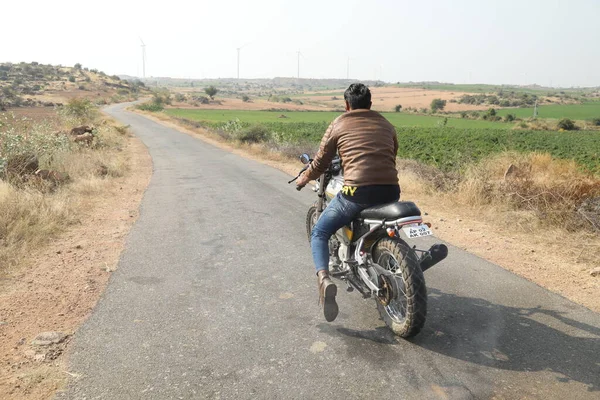 Motocyklista Obszarach Wiejskich — Zdjęcie stockowe