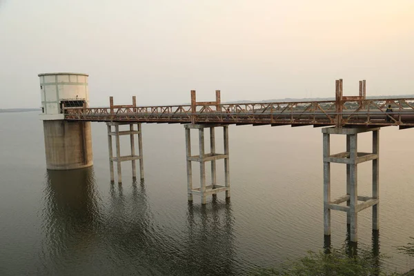 鋼管線付き鉄橋 — ストック写真