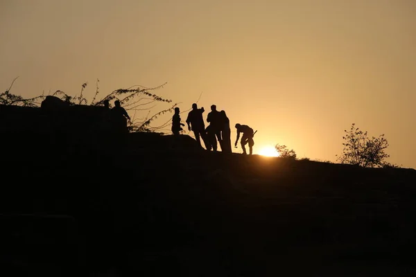 Silhouetten Van Mensen Heuvel — Stockfoto