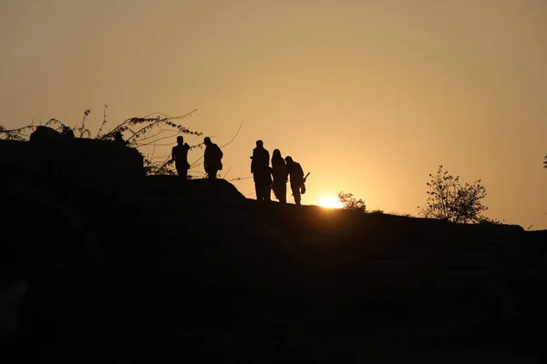 Silhouetten Van Mensen Heuvel — Stockfoto