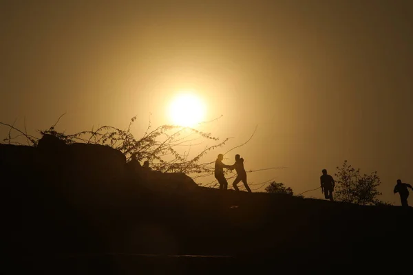 Silhouetten Van Mensen Heuvel — Stockfoto