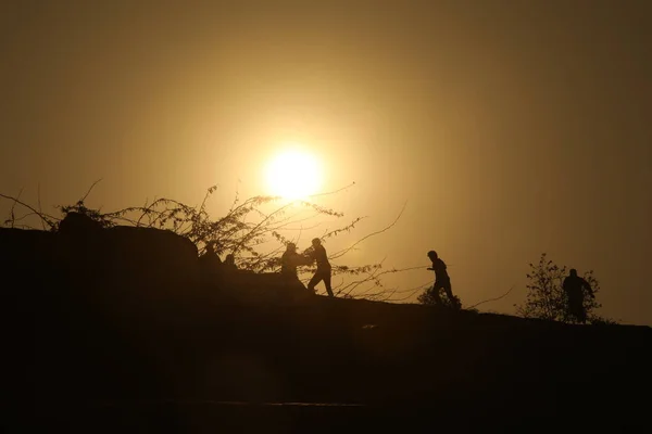 Silhouetten Van Mensen Heuvel — Stockfoto